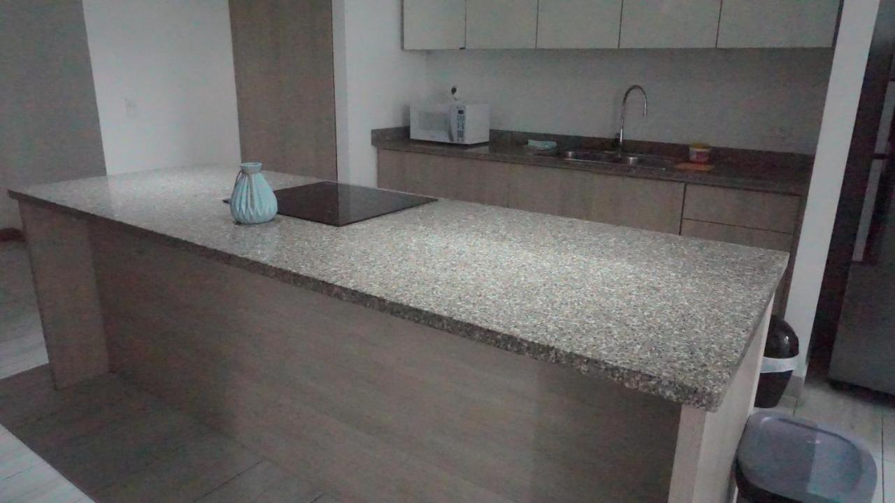 1410 Habitacion En Lujoso Departamento - Atelier Quito Exterior photo
